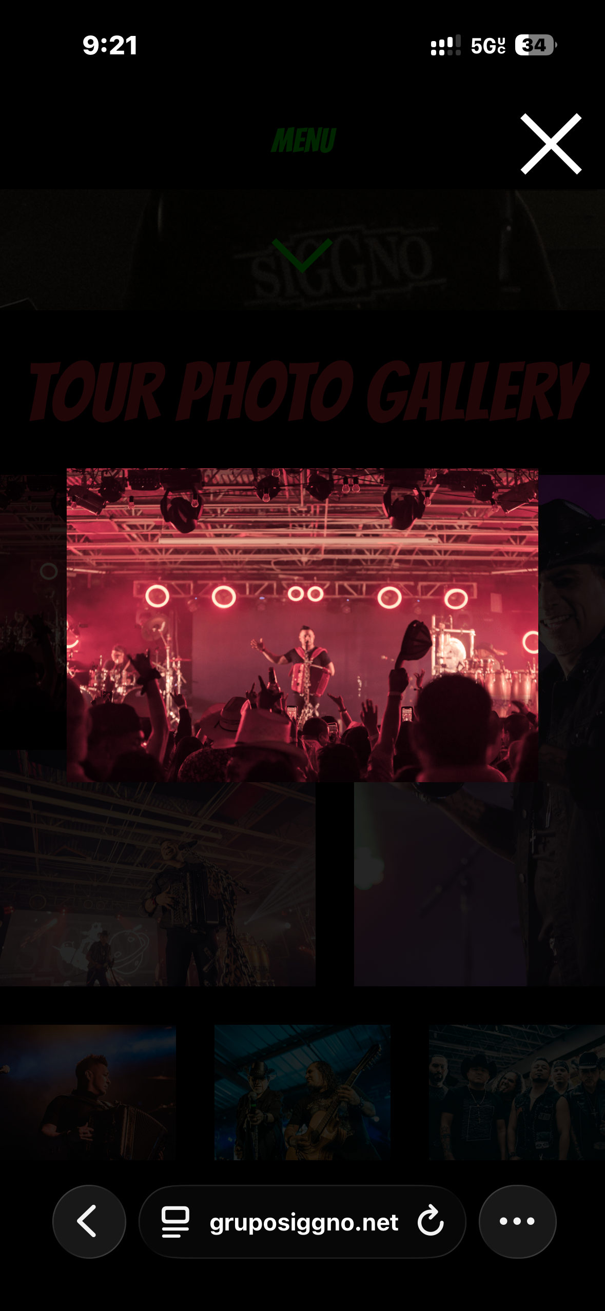 Grupo Siggno — stage red lights crowd