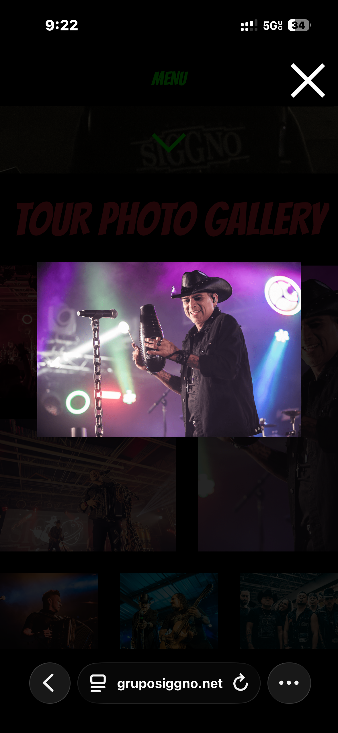 Grupo Siggno — stage performer with crowd